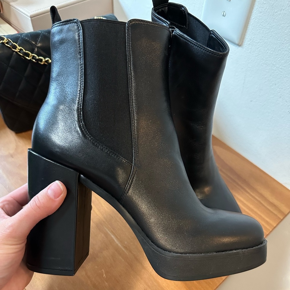 Gianni Bini black booties